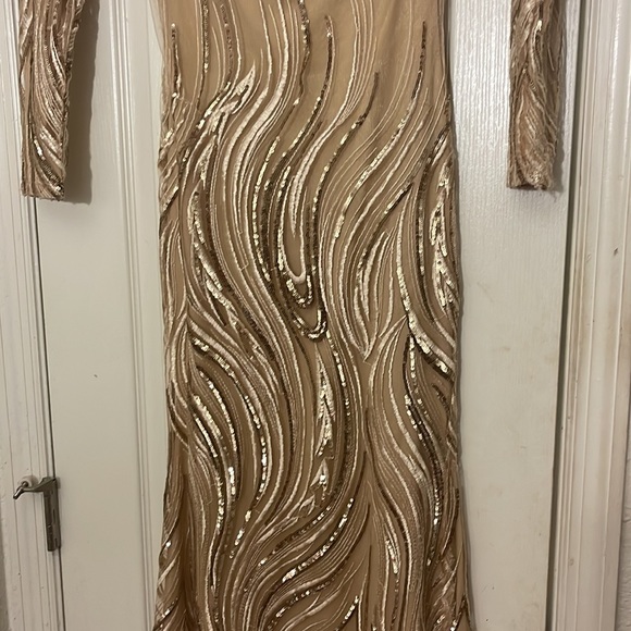 Beautiful Gold Sequins Form Fitting Size Small. - Picture 3 of 12